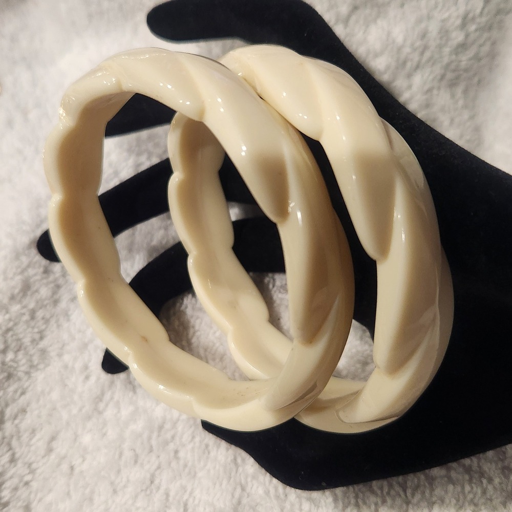 Vintage Cream acrylic Twisted Scalloped Bangle Bracelets Set 2 Retro Resin‎ 7.4